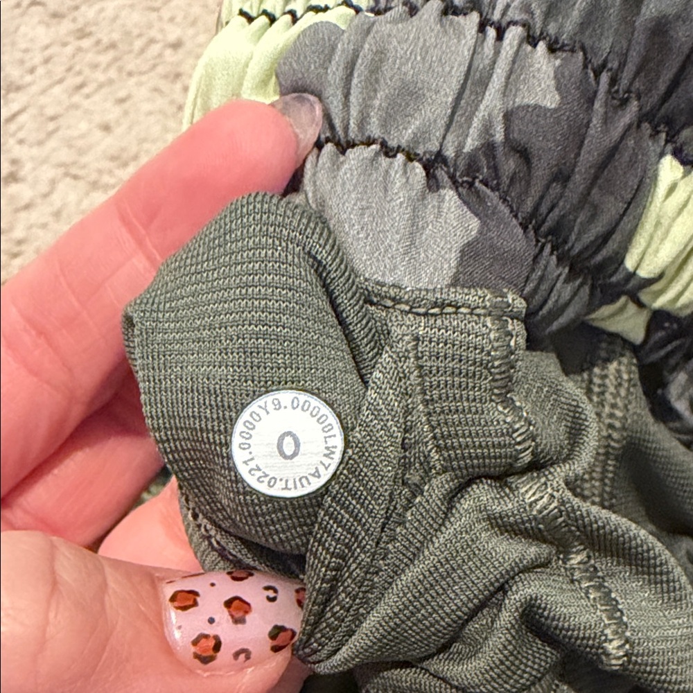 Lululemon Camouflage Women's hotty hot Shorts sz 0 - Picture 4 of 4